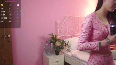 Snapshot of eva_vibe chatting on 10.12.25 eva_vibe online show from 10.12.25