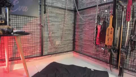 EVA INDEPENDENT MODEL online show from 04.04.26