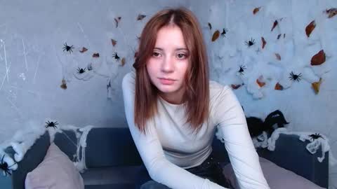 Snapshot of evaa_love_ chatting on 10.16.25 Eva online show from 10.16.25