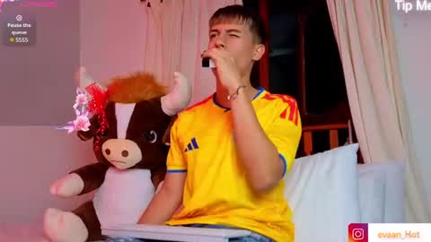 Snapshot of evaan_hot chatting on 06.19.26 EVAN online show from 06.19.26