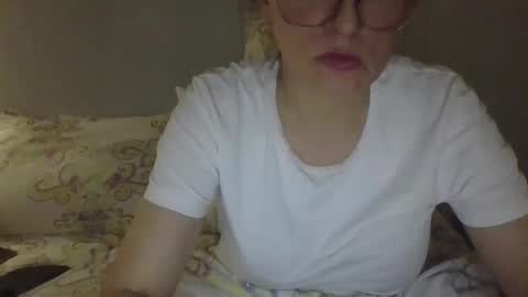 Snapshot of evaglad chatting on 09.30.25 evaglad online show from 09.30.25