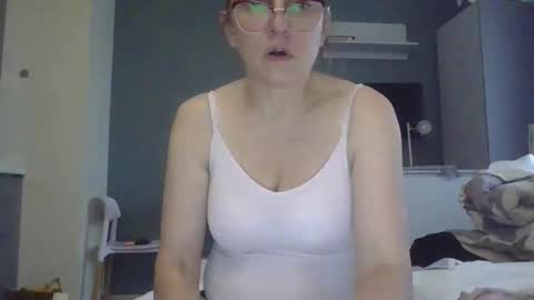 Snapshot of evaglad chatting on 10.04.25 evaglad online show from 10.04.25