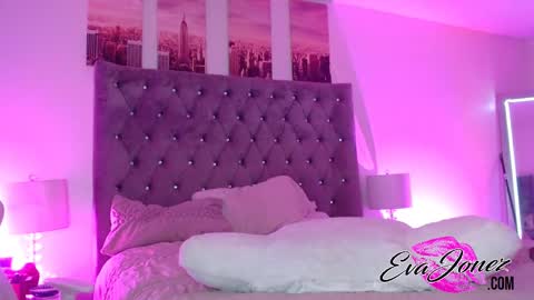 Snapshot of evajonez chatting on 09.10.25 Eva online show from 09.10.25