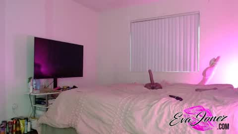 Snapshot of evajonez chatting on 10.09.25 Eva online show from 10.09.25