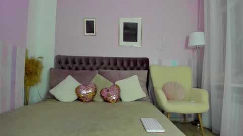 Snapshot of evalaniss chatting on 10.10.25 Eva online show from 10.10.25