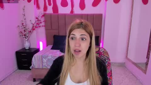 Snapshot of evaloviaa_ chatting on 03.11.25 Eva online show from 03.11.25