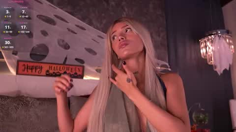 Snapshot of evamoretti chatting on 10.29.25 Eva Moretti online show from 10.29.25