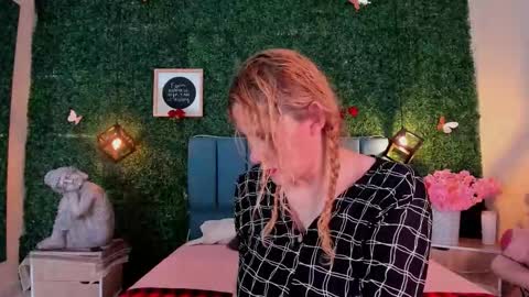 Snapshot of evangelyne_rose chatting on 03.12.26 Evangelyne online show from 03.12.26