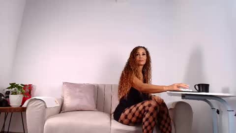 Snapshot of evasweet__ chatting on 02.12.25 EVA LUNA online show from 02.12.25