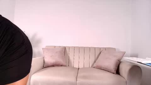 Snapshot of evasweet__ chatting on 02.18.25 EVA LUNA online show from 02.18.25