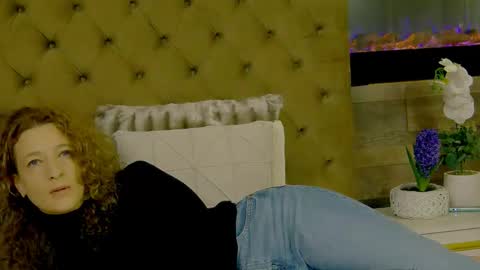 Snapshot of evehamilton chatting on 02.26.26 EveHamilton online show from 02.26.26