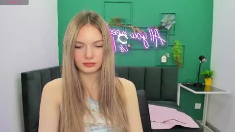 Snapshot of evelineamore chatting on 06.19.26 Eveline online show from 06.19.26