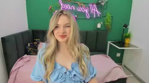 Snapshot of evelineamore chatting on 06.23.26 Eveline online show from 06.23.26