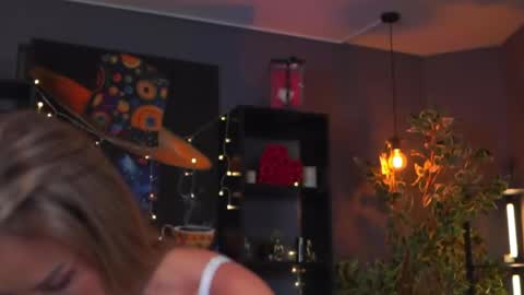 Evelyn online show from 04.02.26