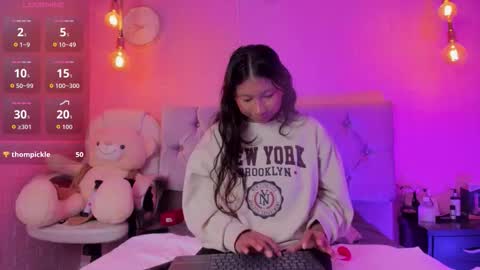 Snapshot of evelyn_flores1 chatting on 10.25.25   online show from 10.25.25