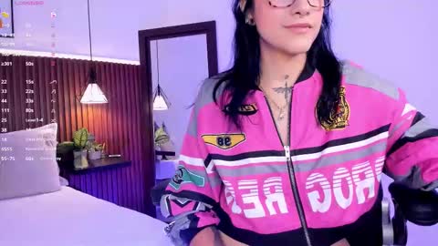 Snapshot of evelyn_samantha chatting on 10.19.25 evelyn online show from 10.19.25