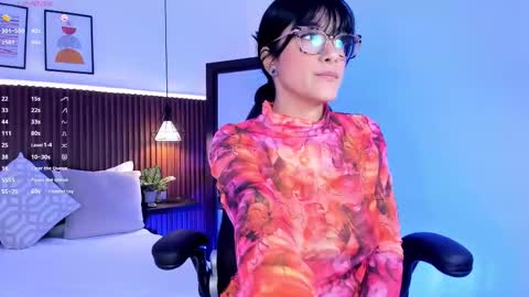 Snapshot of evelyn_samantha chatting on 11.09.25 evelyn online show from 11.09.25