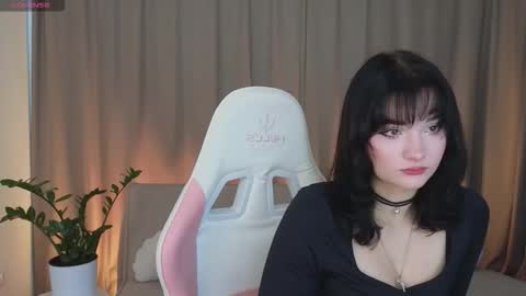 Snapshot of evettaormon chatting on 10.27.25 Eva online show from 10.27.25