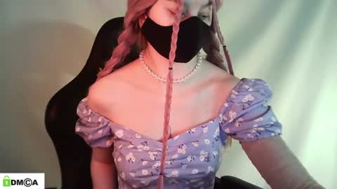 Snapshot of evie_muna chatting on 06.22.26 Renesme White Im here from Monday to Friday online show from 06.22.26