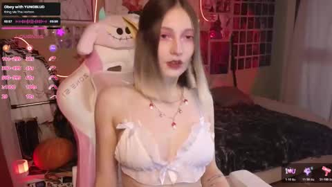 Snapshot of evie_rosen chatting on 10.29.25 Evie online show from 10.29.25