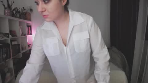 Snapshot of eviecuster chatting on 10.23.25 Im gonna be on in 2 hours online show from 10.23.25