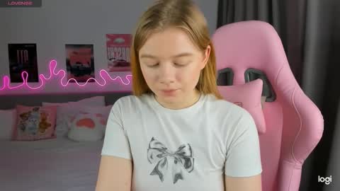 Snapshot of evixie chatting on 02.22.26 Eva online show from 02.22.26