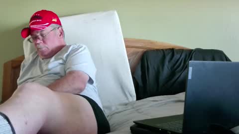 Eyeswideshut63 online show from 10.18.25