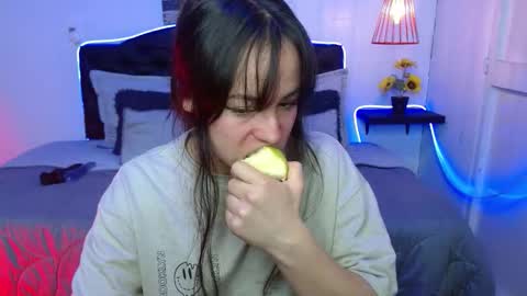 eymmy_24 online show from 10.14.25