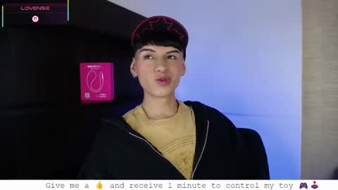 Snapshot of ezra_storm chatting on 10.04.25 Juan online show from 10.04.25