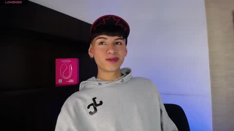 Snapshot of ezra_storm chatting on 10.05.25 Juan online show from 10.05.25