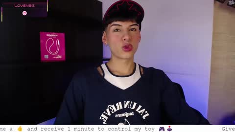 Snapshot of ezra_storm chatting on 10.08.25 Juan online show from 10.08.25