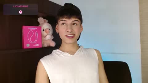 Snapshot of ezra_storm chatting on 11.08.25 Juan online show from 11.08.25