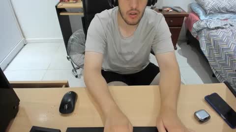 Snapshot of ezzeq chatting on 11.17.25 Ezzeq online show from 11.17.25