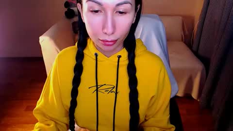 Elli  online show from 10.10.25