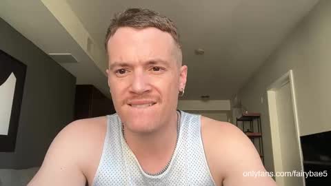 Snapshot of fairybae5 chatting on 11.09.25 Travis online show from 11.09.25