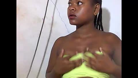 Snapshot of falielyse chatting on 09.25.25 falielyse online show from 09.25.25