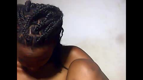 Snapshot of falielyse chatting on 09.29.25 falielyse online show from 09.29.25