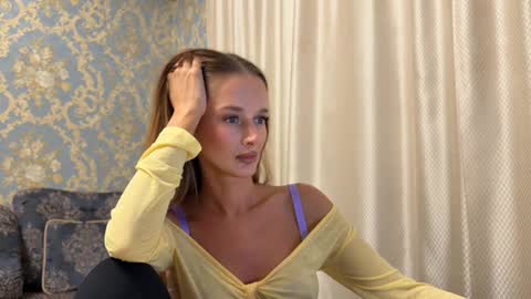 Snapshot of fantasy_moonlight chatting on 09.29.25 fantasy_moonlight online show from 09.29.25