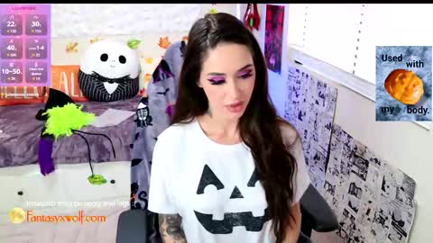 Snapshot of fantasyxwolf chatting on 10.27.25 River online show from 10.27.25