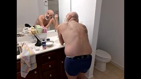 Snapshot of fantazy_island chatting on 11.25.25 mike anglo online show from 11.25.25