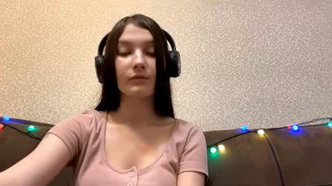 Aurora 18yo online show from 12.16.25