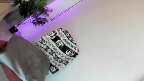 Snapshot of feisty_woman chatting on 12.23.24 Prianka online show from 12.23.24