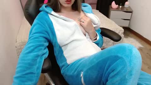 Snapshot of fenix_11_ chatting on 02.20.25 Alejandra online show from 02.20.25