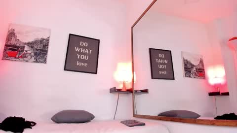 Snapshot of fennyx_08 chatting on 10.23.25 fennyx online show from 10.23.25