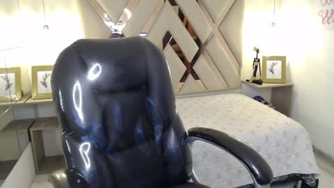 Snapshot of ferphoenix_ chatting on 12.30.24 FER PHOENIX online show from 12.30.24