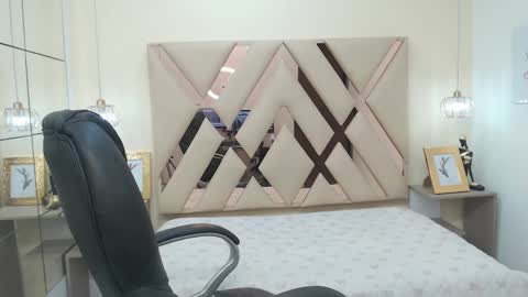 Snapshot of ferphoenix_ chatting on 02.18.25 FER PHOENIX online show from 02.18.25