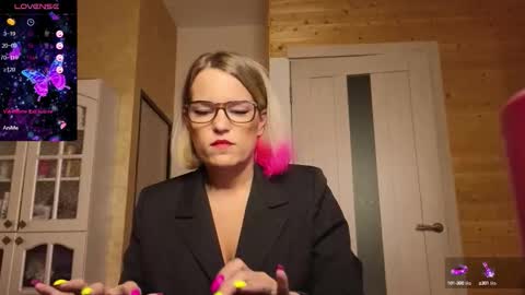 Lady online show from 10.17.25