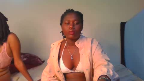 Snapshot of fine_melanie chatting on 01.10.25 melanie online show from 01.10.25