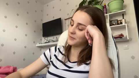 Snapshot of fionapiccard chatting on 12.15.25 Keite wanna play Meow online show from 12.15.25