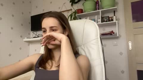 Snapshot of fionapiccard chatting on 12.19.25 Keite wanna play Meow online show from 12.19.25